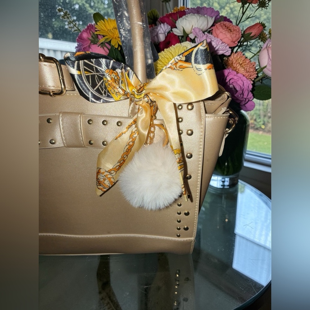 NWT Yoki Gold Metallic Handbag with crossbody strap - Picture 2 of 7